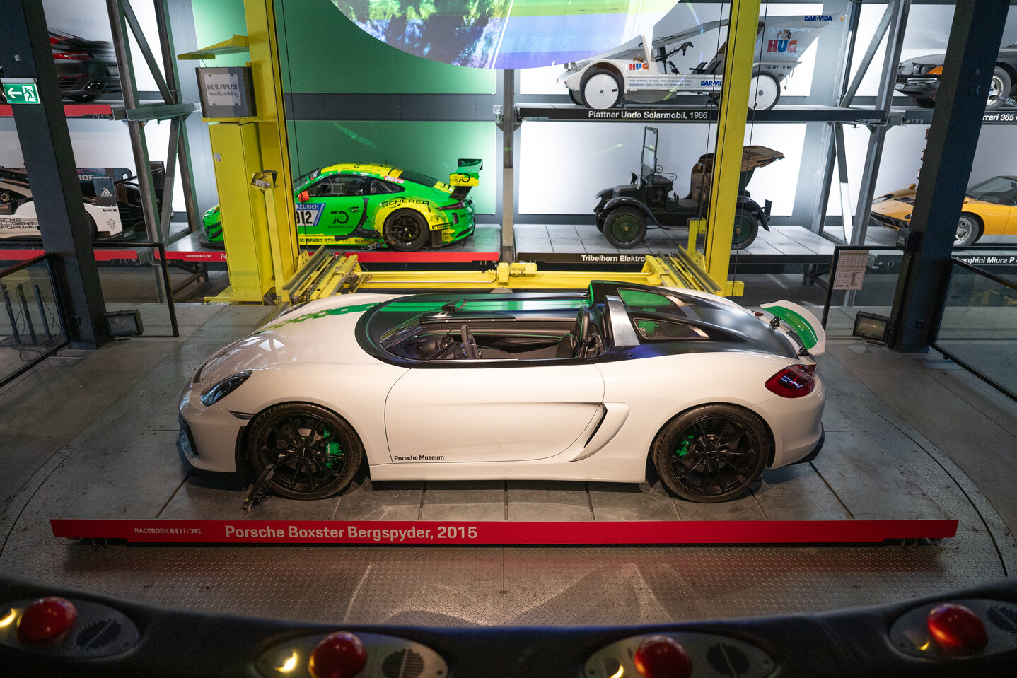 Porsches im Autotheater 