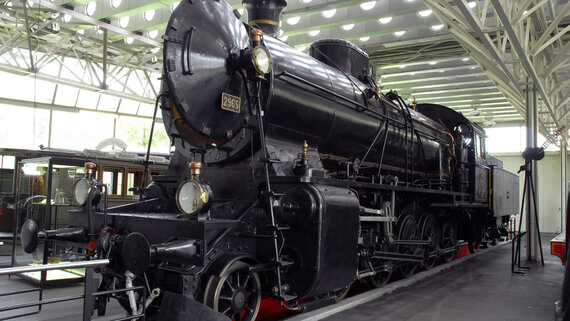 Die Dampflokomotive steht in der Halle Schienenverkehr im Verkehrshaus der Schweiz in Luzern.