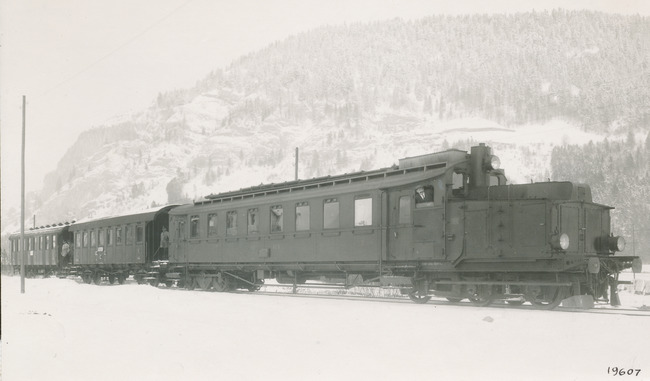 Der ABm 2/5 Nr. 9 unterwegs im winterlichen Val de Travers.