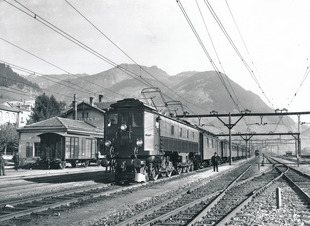 Elektrolok Be 4/6, Nr. 12308, der SBB, beim Bahnhof von Airolo am 3. Nov. 1920. Aufnahme der BBC kurz nach Elektrifizierung der Gotthardstrecke.