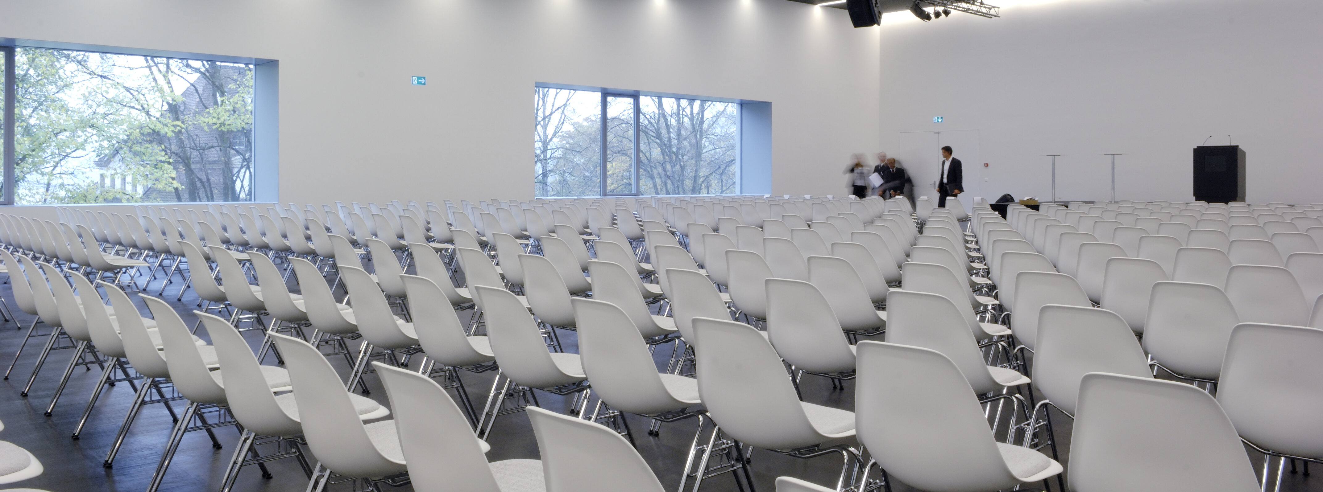 Ein grosser Saal mit Bühne und Konzertbestuhlung.