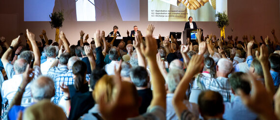 Eine Abstimmung an der Mitgliederversammlung im Verkehrshaus der Schweiz.