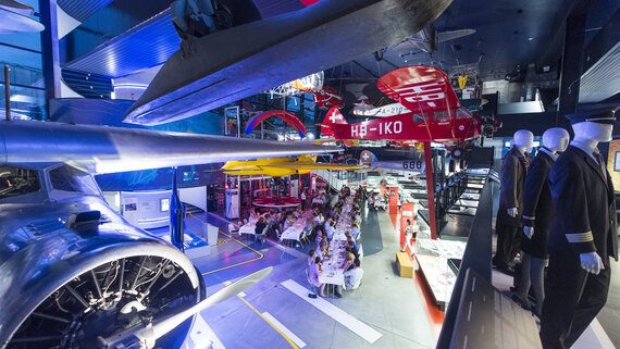 Zwei kleine Kinder spielen auf der Baustelle in der Verkehrshaus Arena.