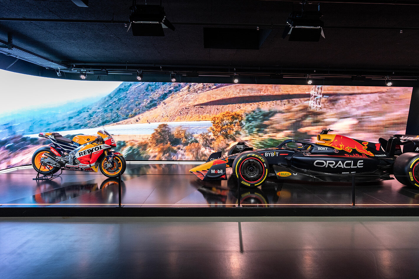 LED Wand mit Honda Repsol und RB 19