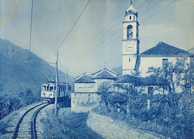 Enveloppe pour négatif sur plaque de verre avec photocalque: la motrice électrique BCFe 4/4, n° 18, de la ligne Centovalli passant devant l’église paroissiale de Tegna le 24.8.1925 (Musée Suisse des Transports, VA-45263).