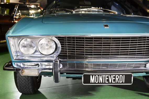 Eine Detailaufnahme eines türkisfarbenen Monteverdiautos. 