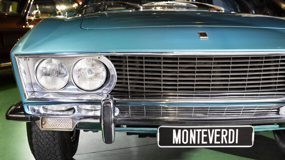 Eine Detailaufnahme eines türkisfarbenen Monteverdiautos. 