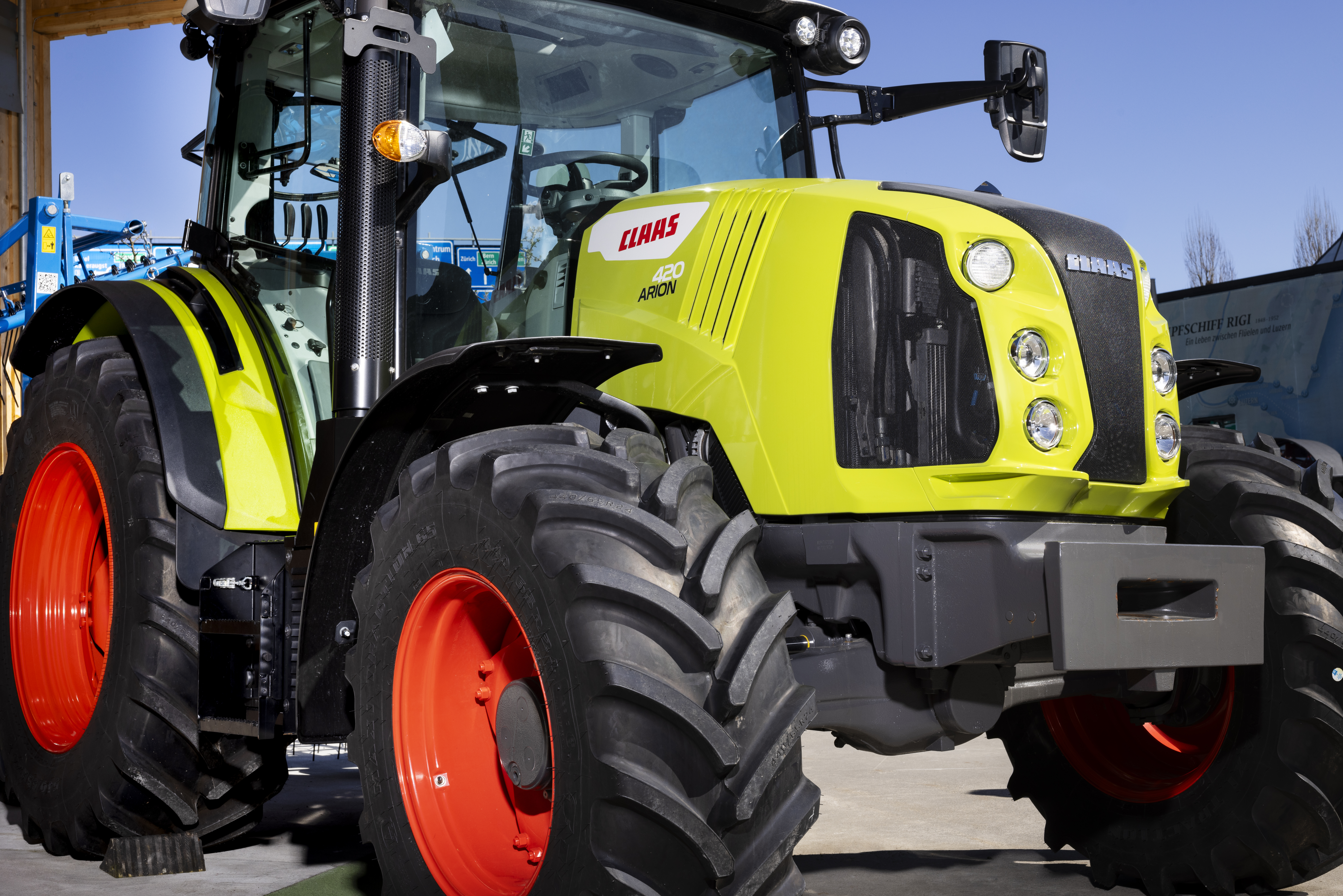 Ein grüner Traktor.