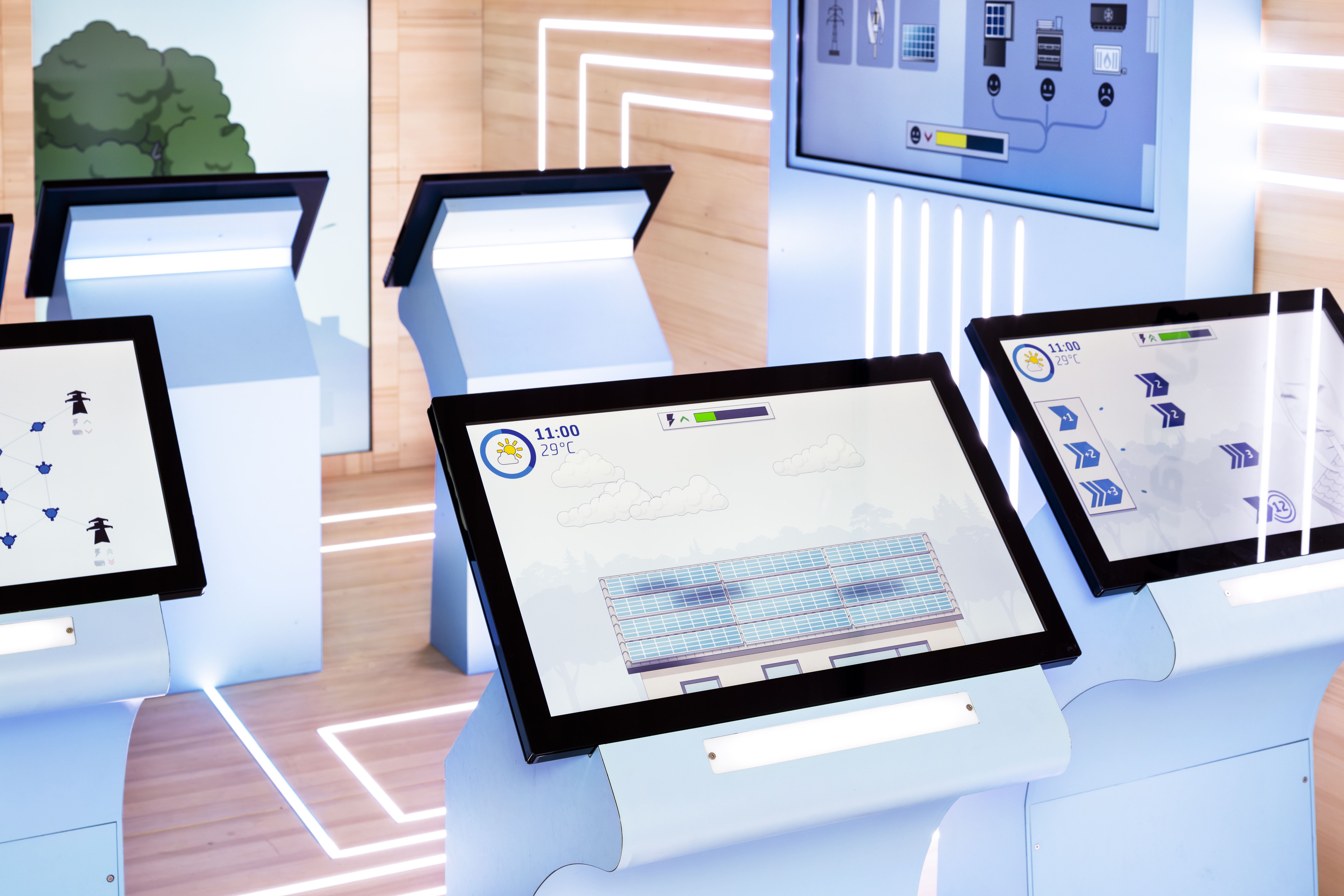Wir sehen fünf Bildschirme in einer futuristischen Umgebung.