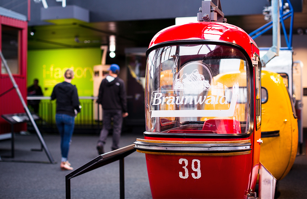 Eine vintage rote Gondel mit der Aufschrift „Braunwald“ und der Nummer 39 steht in der Tourismus Ausstellung.