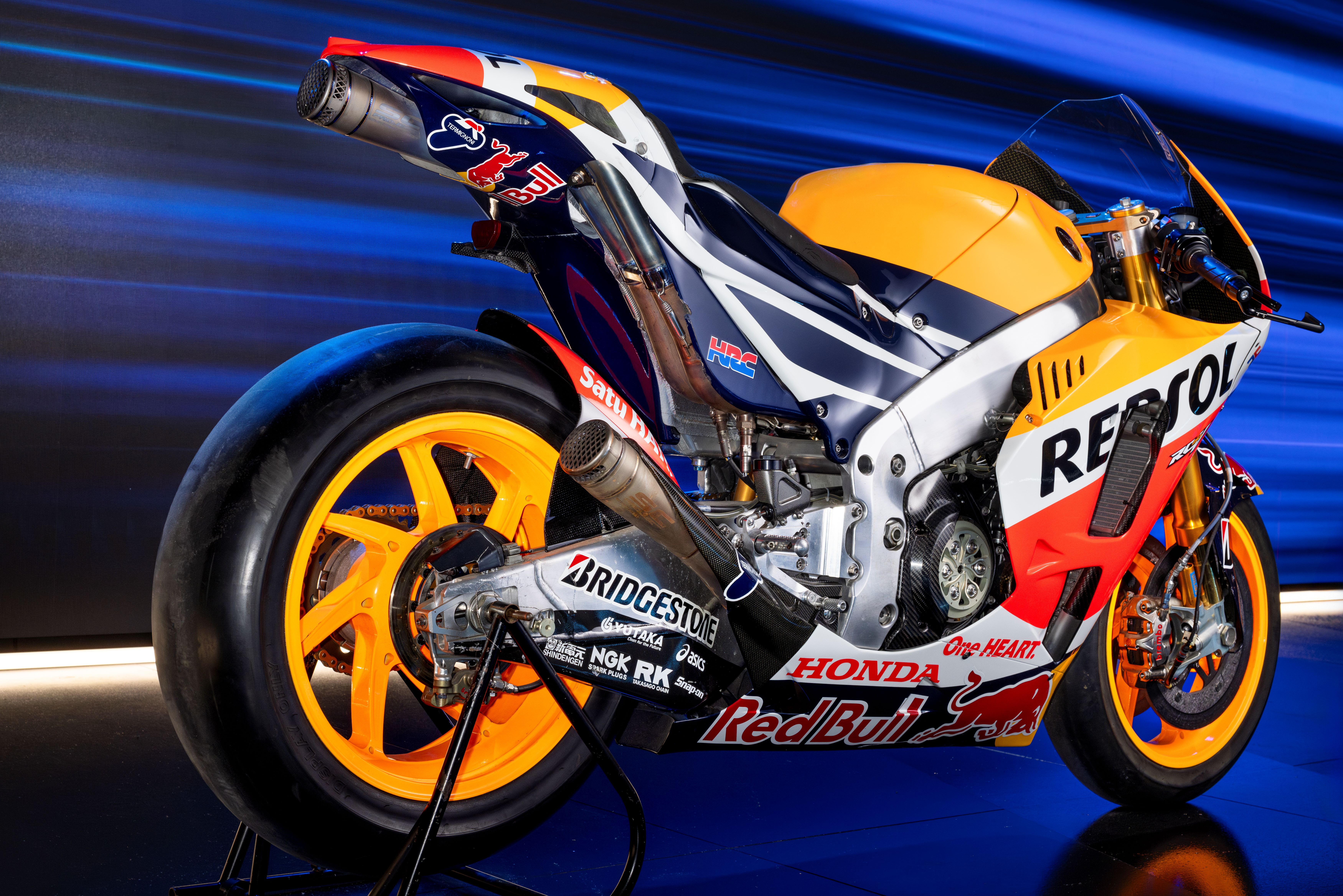 Ein gelbes Rennmotorrad.