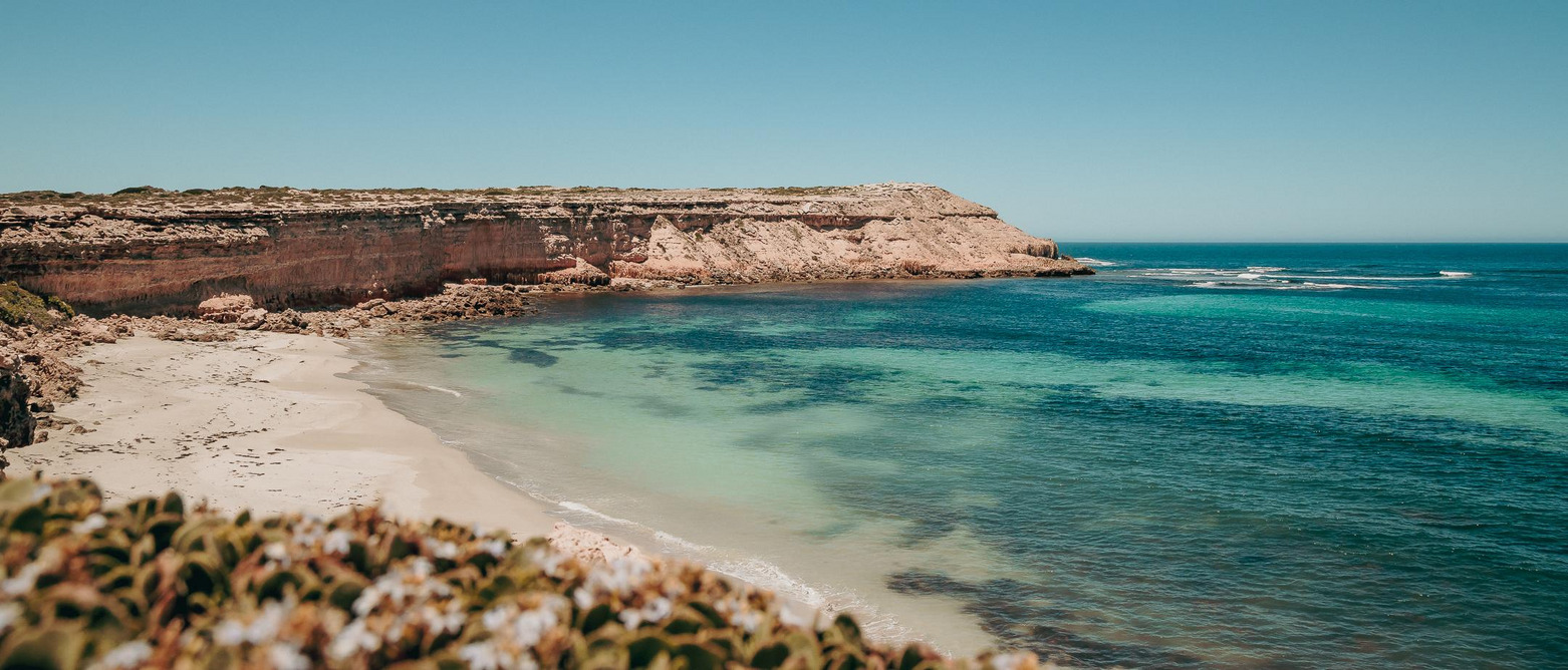 Küste Australiens mit kristallklarem Wasser.