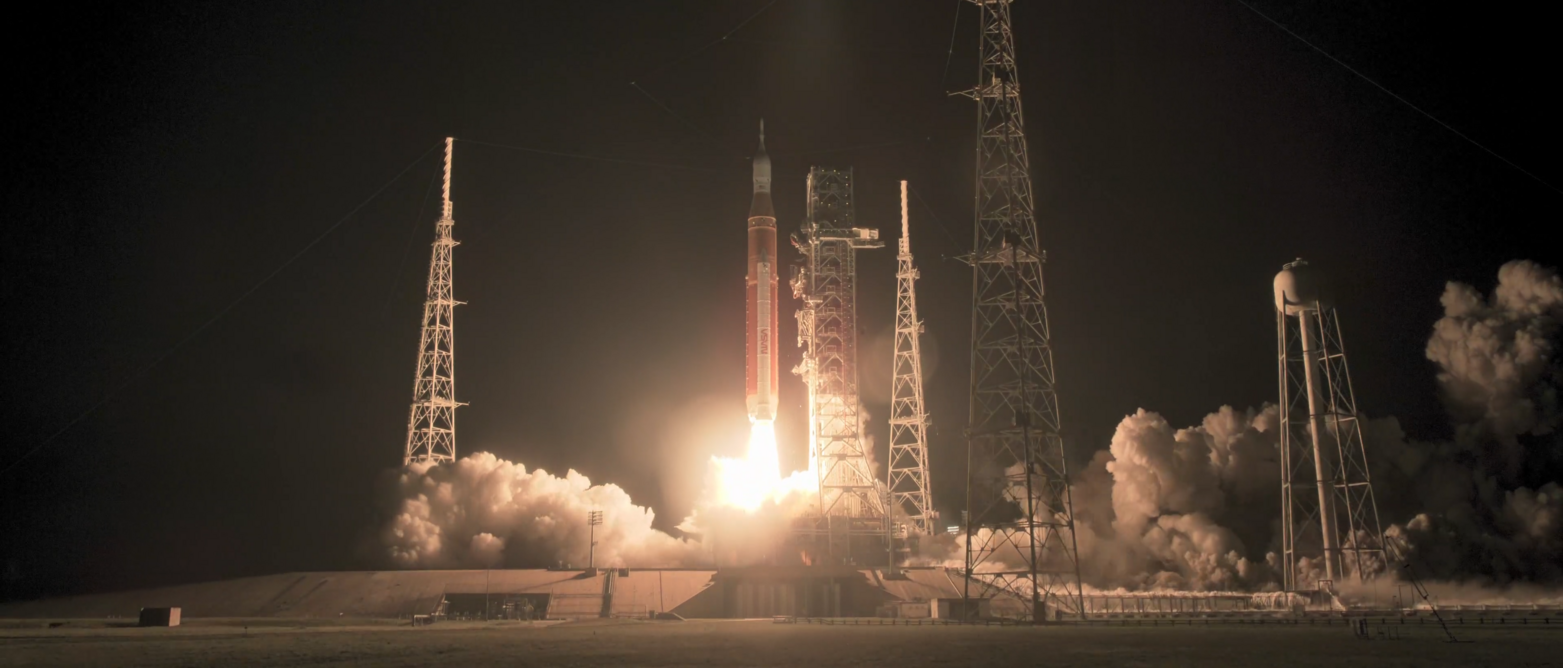 Eine Rakete startet in der Nacht.