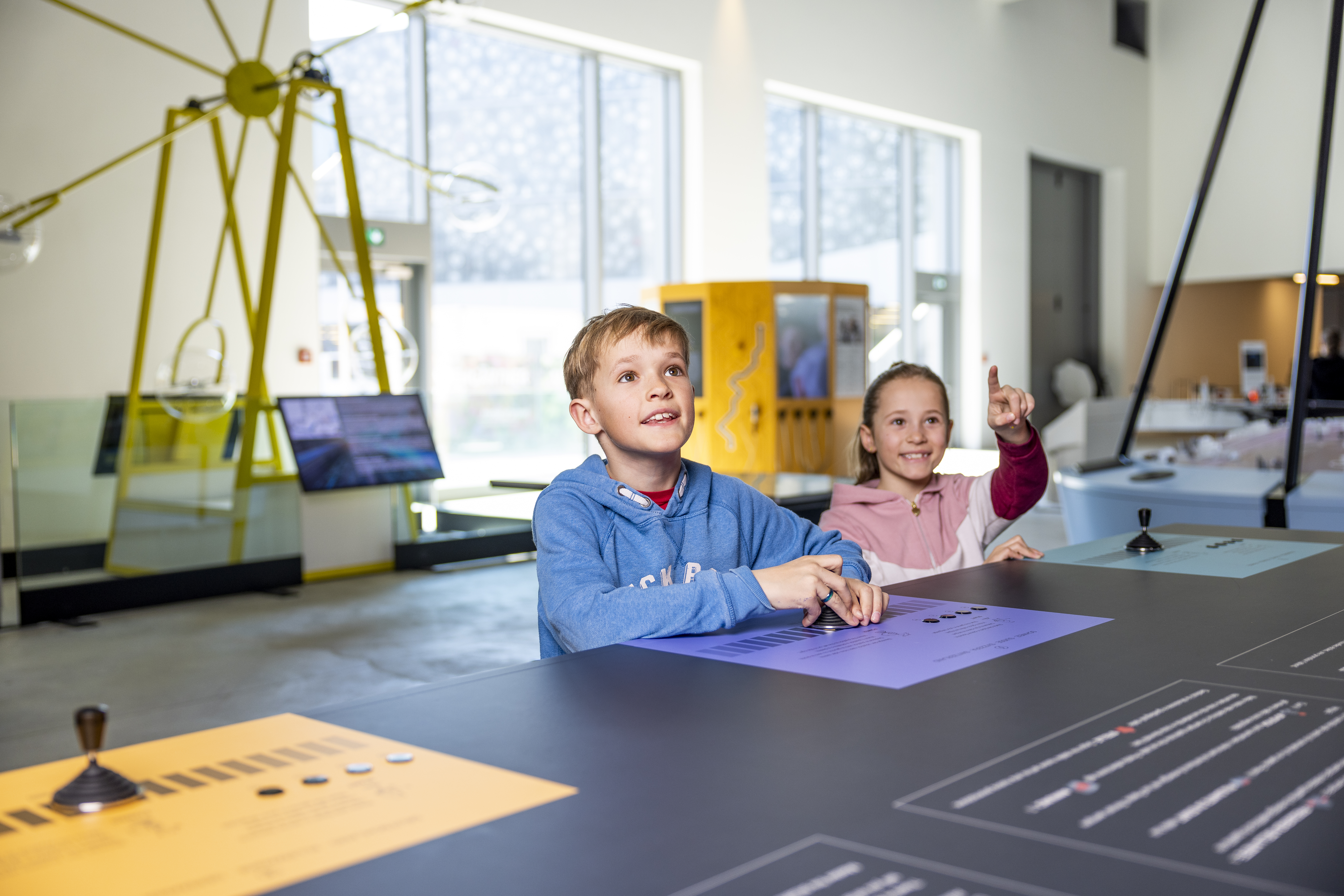 Zwei Kinder spielen an der Netzleitstelle in der Energiehalle im Verkehrshaus.